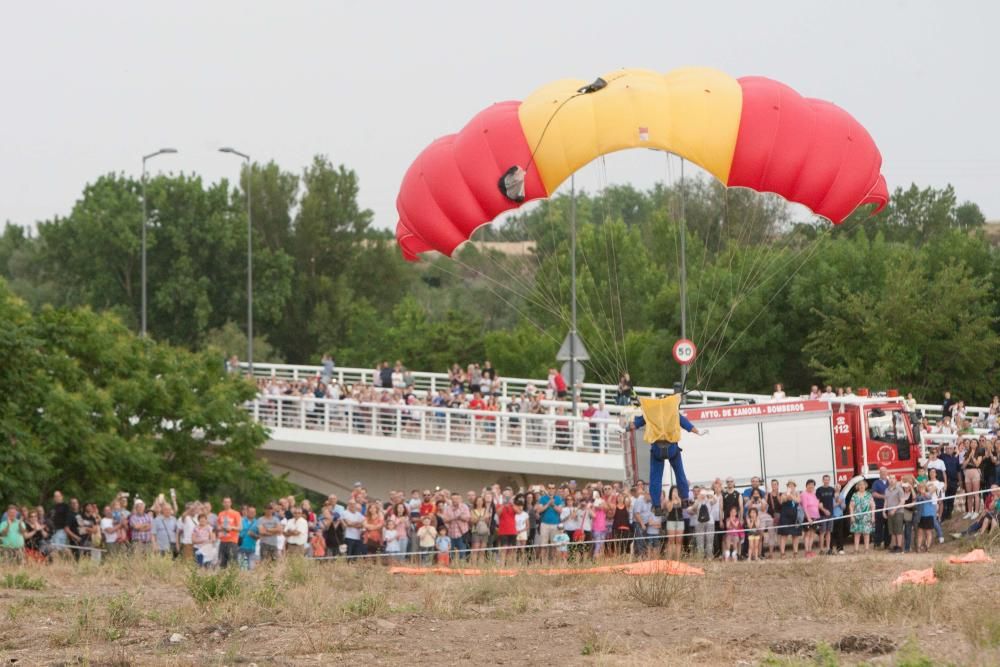 Exhibición de la Patrulla Acrobática Paracaidista