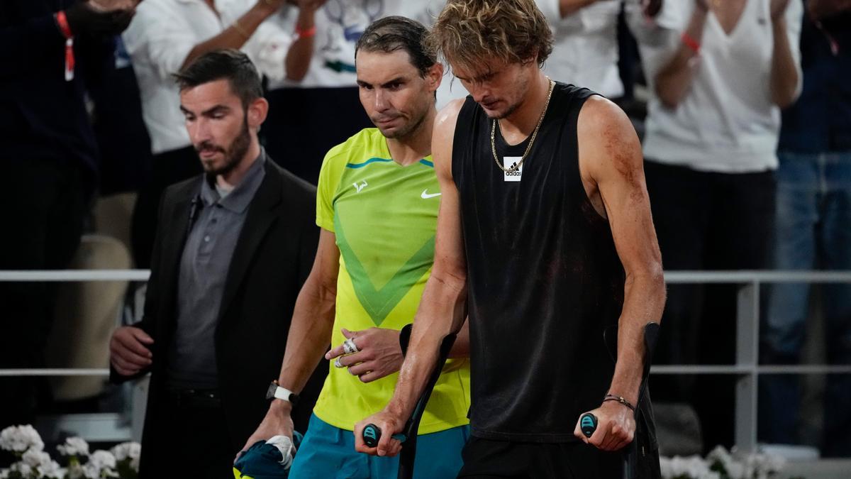 Rafael Nadal (li.) stand Alexander Zverev nach dessen Verletzung erschrocken bei.