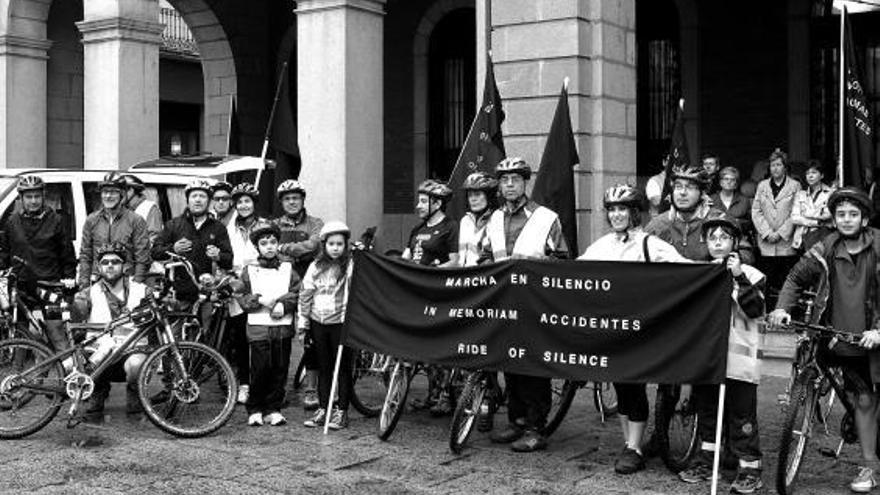 Algunos de los participantes en la marcha silenciosa desarrollada ayer