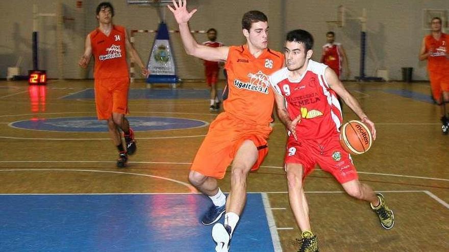 Un momento del encuentro disputado en cancha estradense. //Bernabé