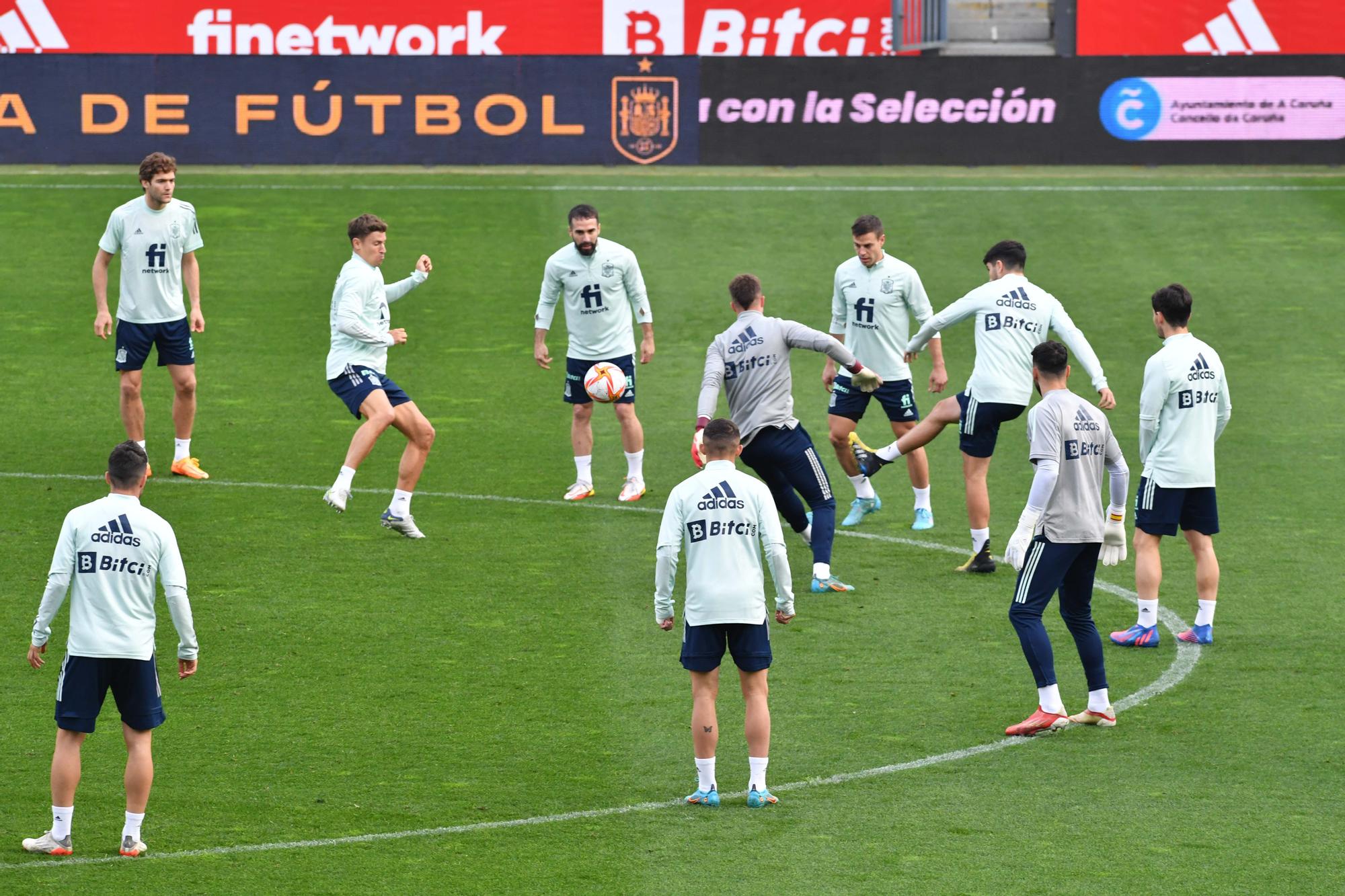 La selección española de fútbol entrena en Riazor para el partido contra Islandia