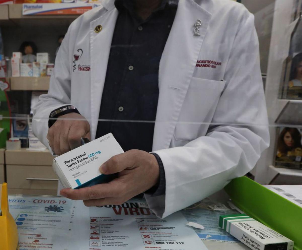 Un farmacéutico dispensa paracetamol genérico. |  Marta F. Jara