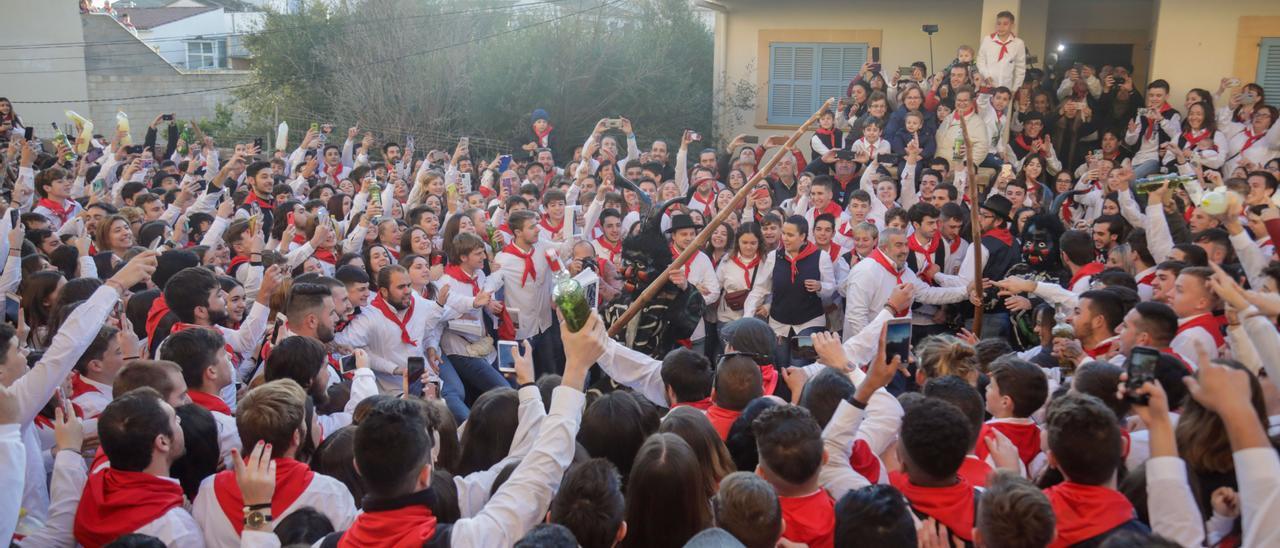 Salida de los &#039;dimonis&#039; de Artà en el último Sant Antoni celebrado, en 2020.