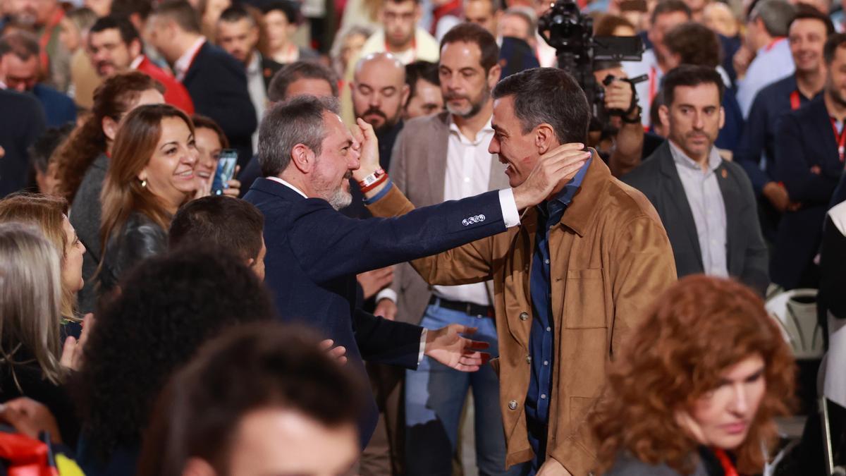 El presidente del Gobierno y secretario general, Pedro Sánchez , con Juan Espadas.