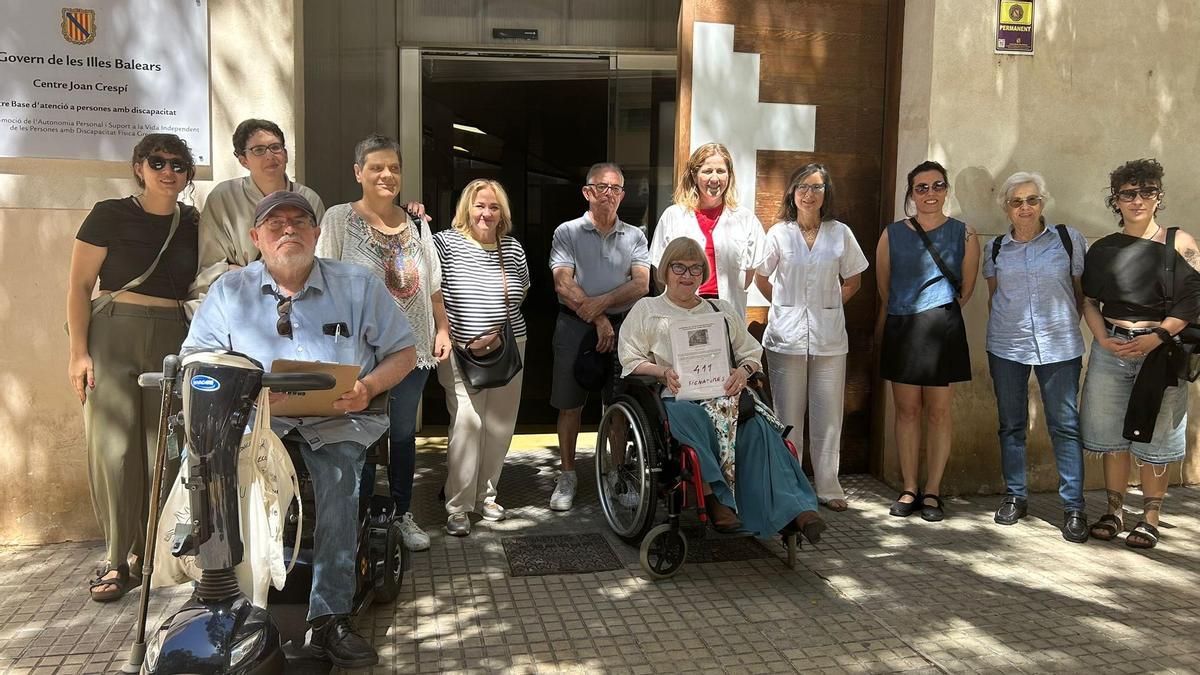 Afectados, familiares y profesionales, este martes a las puertas del centro Joan Crespí.