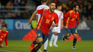 Jordi Alba celebra el primer gol de la selección en Málaga.