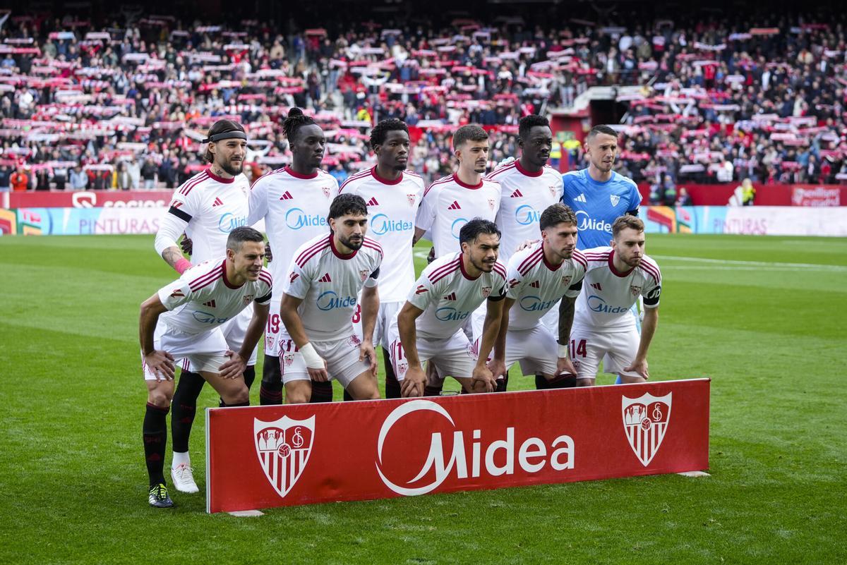 Los jugadores del Sevilla FC posan para una foto durante el partido de fútbol de la liga española, LaLiga EA Sports, disputado entre el Sevilla FC y el Girona FC en el estadio Ramón Sánchez-Pizjuán