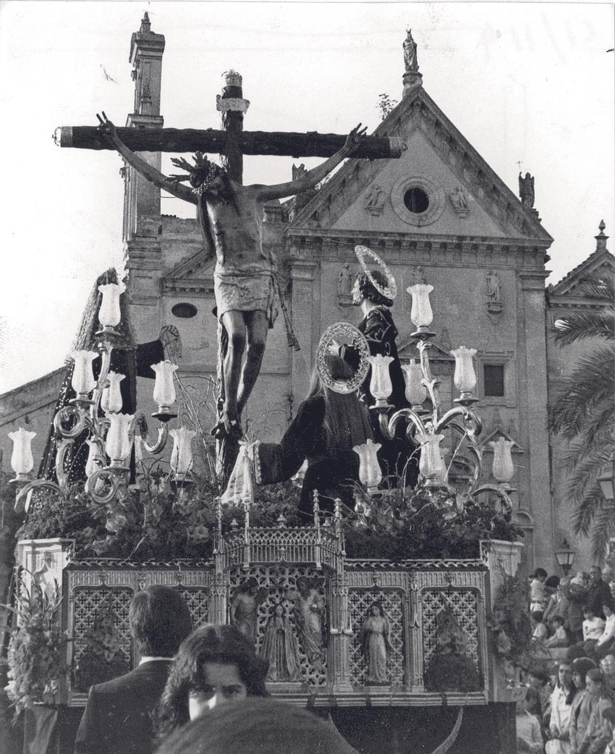 JUEVES SANTO IMAGEN ANTIGUA DEL CRISTO DE GRACIA (ESPARRAGUERO), AL COMIENZO DE LA PROCESIÓN.