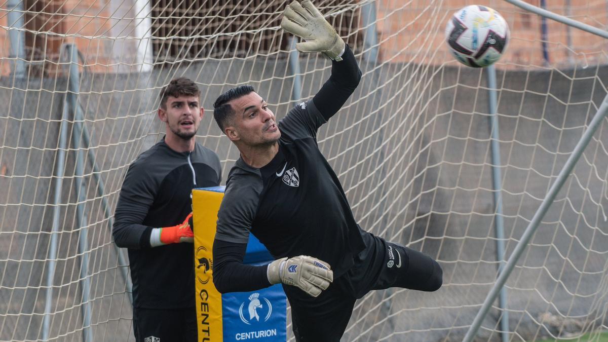 Andrés Fernández en un entrenamiento con la SD Huesca