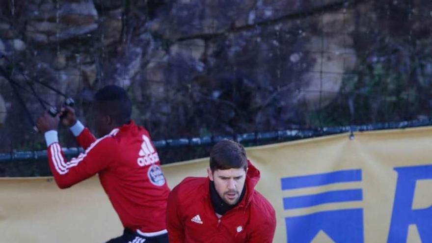 Andreu Fontás se ejercita con pesas al inicio del entrenamiento de ayer en A Madroa. // Ricardo Grobas