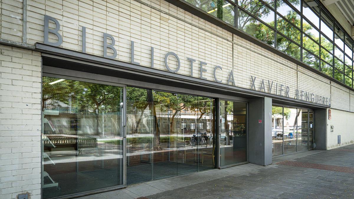 Entrada de la biblioteca Xavier Benguerel del barrio de la Vila Olímpica de Barcelona, que serà reformada a finales de 2024.
