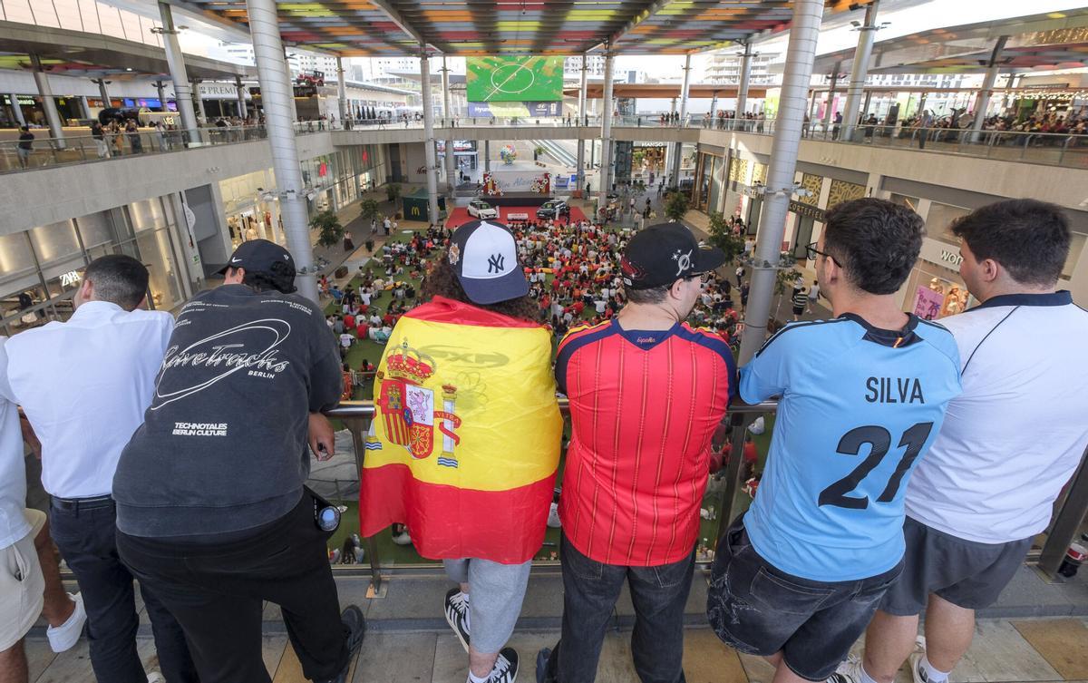 Afición española viviendo el cruce de España-Portugal en el CC Los Alisios