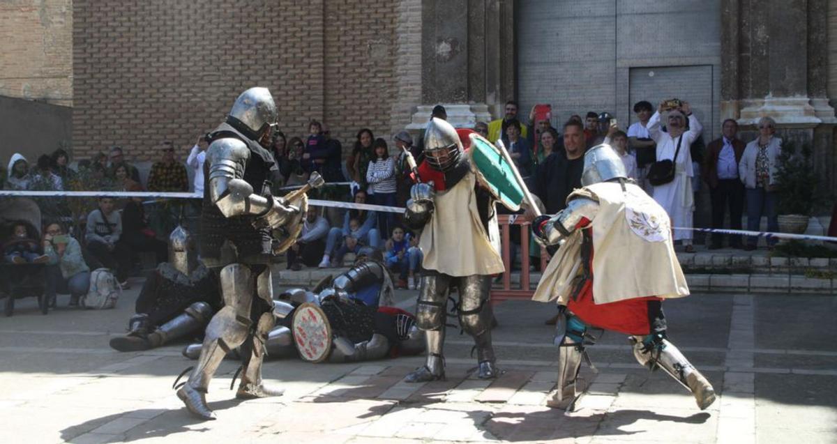 También hubo una exhibición de lucha medieval.
