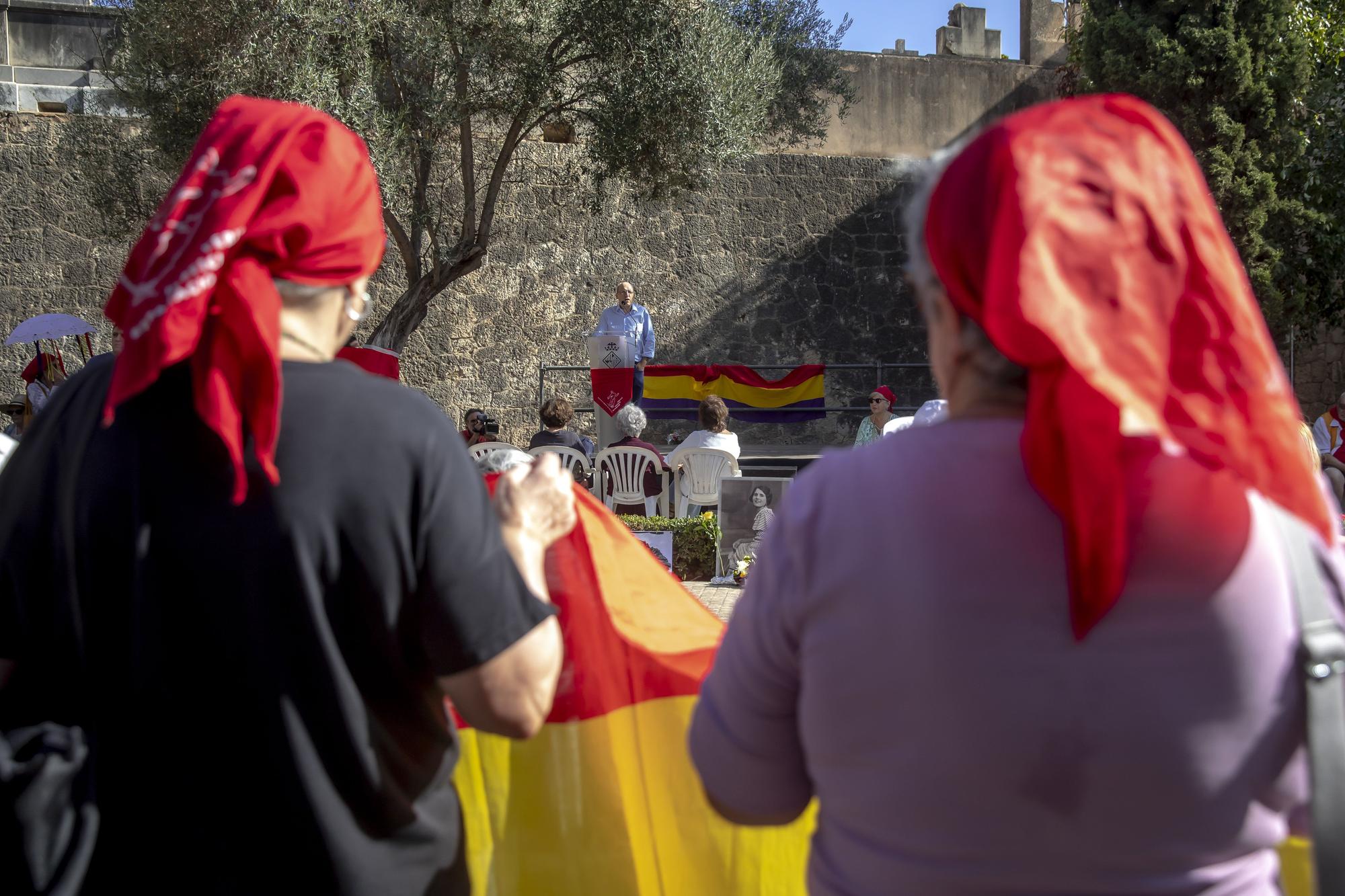 Homenaje a Aurora Picornell y las 'Roges del Molinar' en el cementerio de Palma