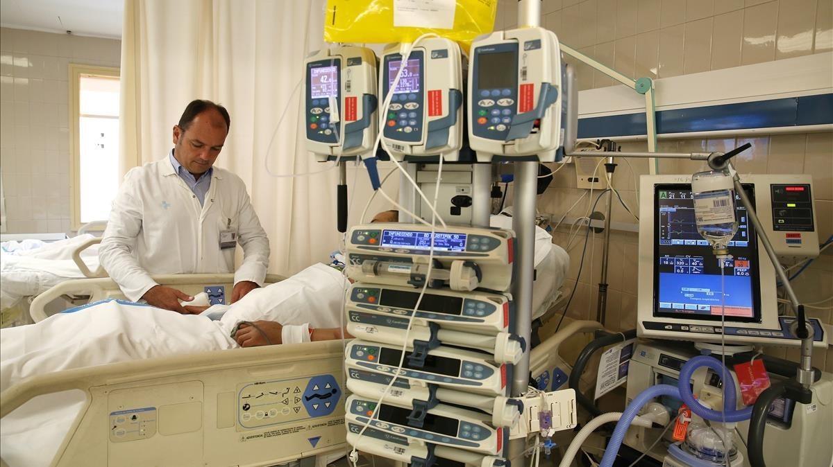 El doctor Ricard Ferrer en una UCI del Hospital del Vall d’Hebron.