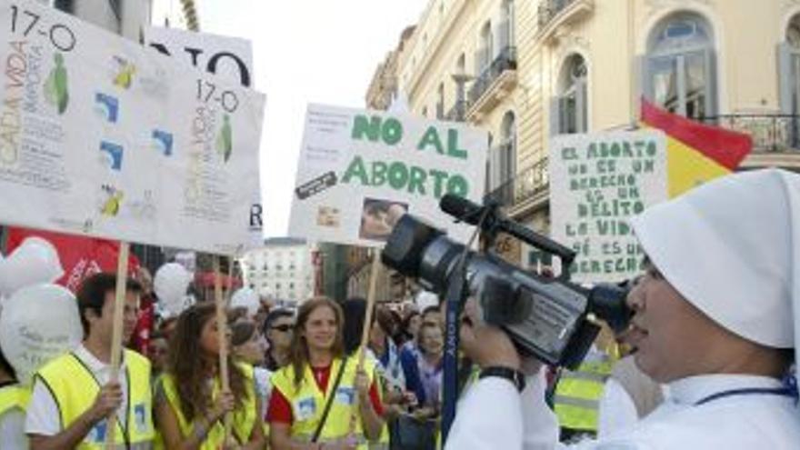 Miles de manifestantes protestan contra la reforma del aborto en Madrid