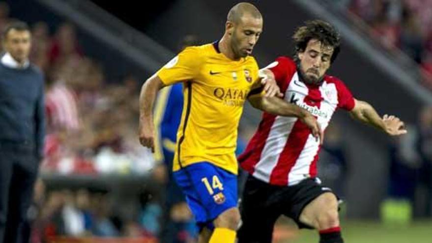 Mascherano, presionado por Beñat.