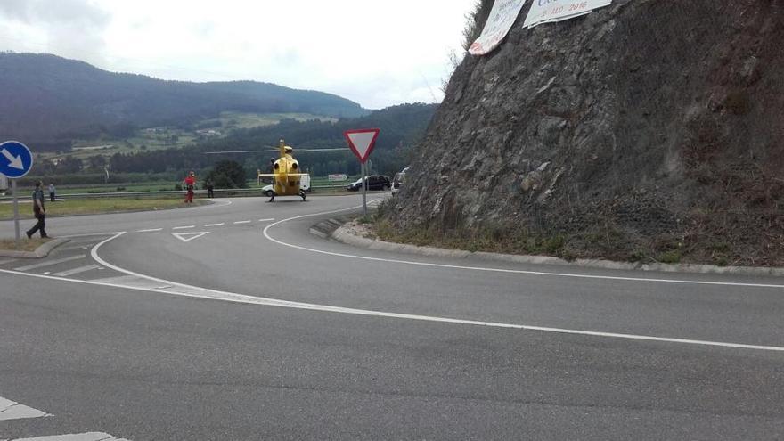Fallece un ciclista de un infarto en la rotonda de acceso a Pravia