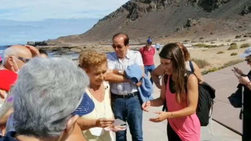 Mayores de Las Palmas de Gran Canaria recuerdan sus vivencias en El Confital en una ruta por la zona