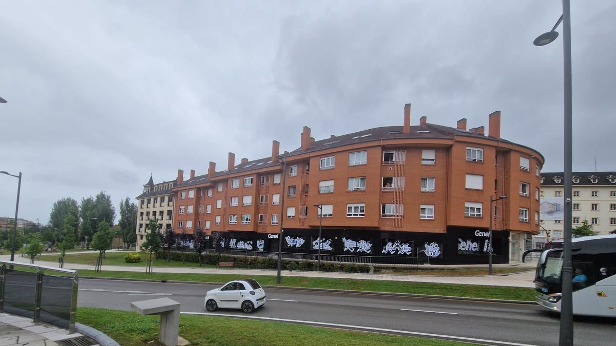 El edificio a cuyo bajo se mudarán las oficinas del Registro de la Propiedad en Oviedo.