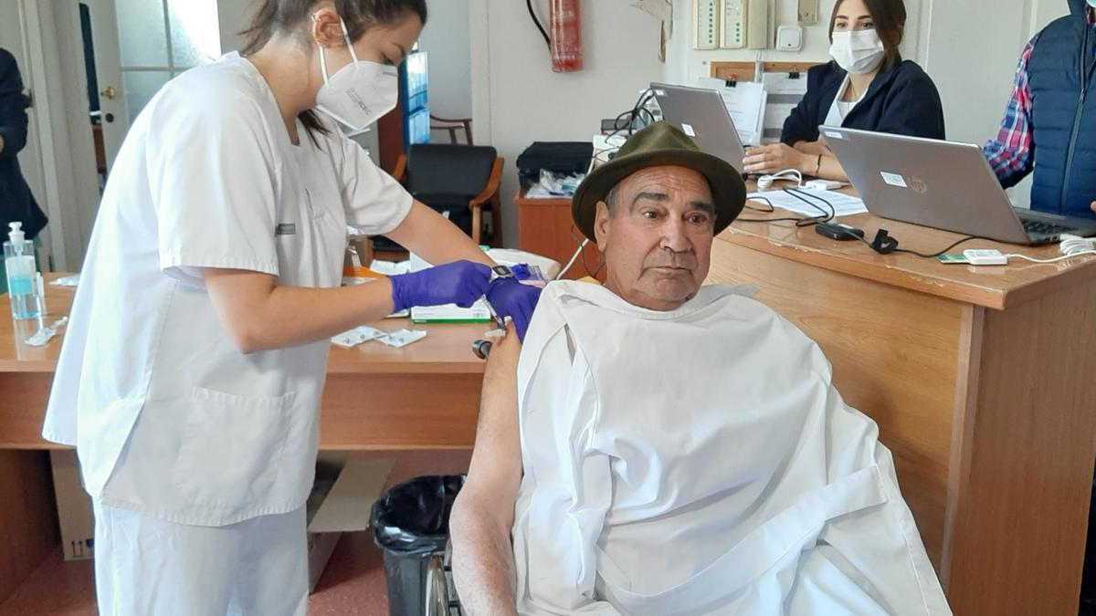 Salvador Brotons recibiendo esta mañana la vacuna, en el centro de mayores donde reside en San Vicente del Raspeig.