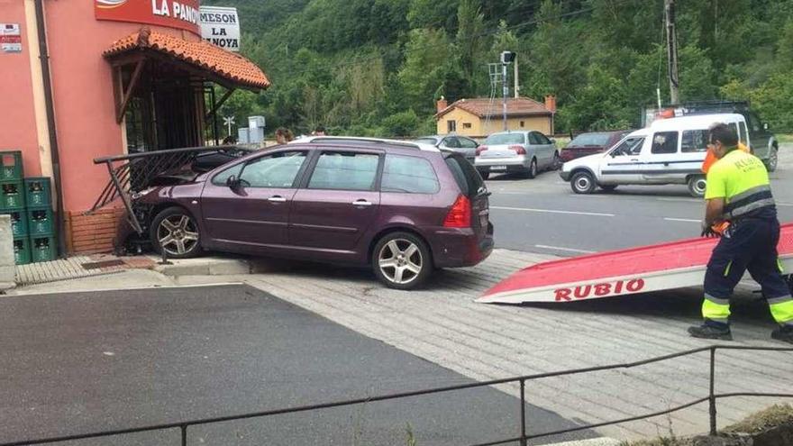 Un coche se empotra contra la fachada de un bar en Levinco