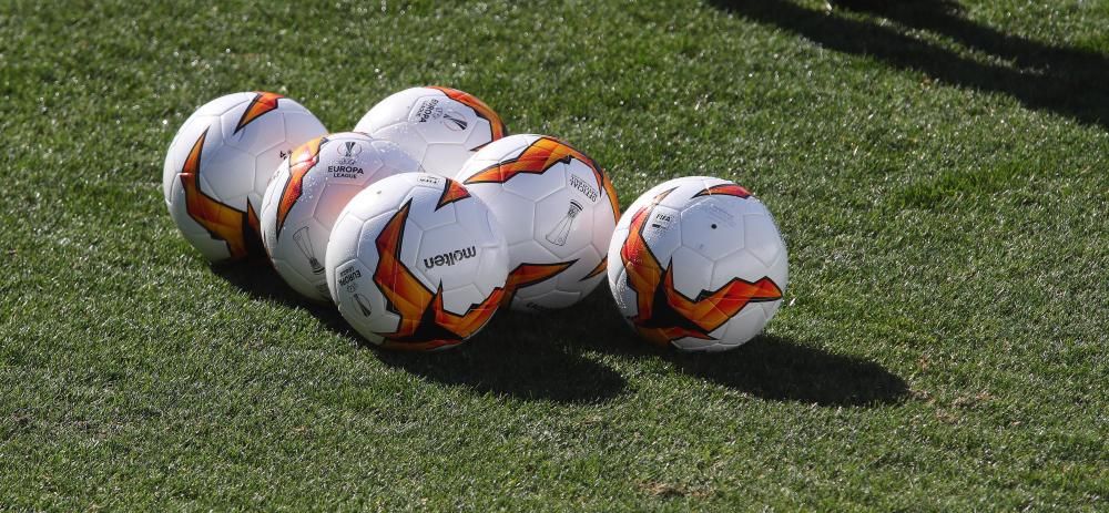 El balón de la Europa League en el entrenamiento