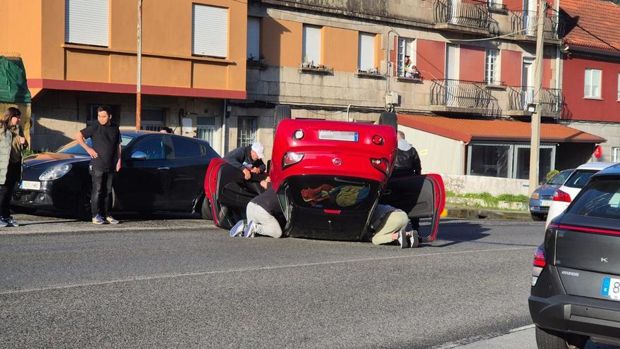 Una mujer, herida tras volcar su vehículo en Redondela