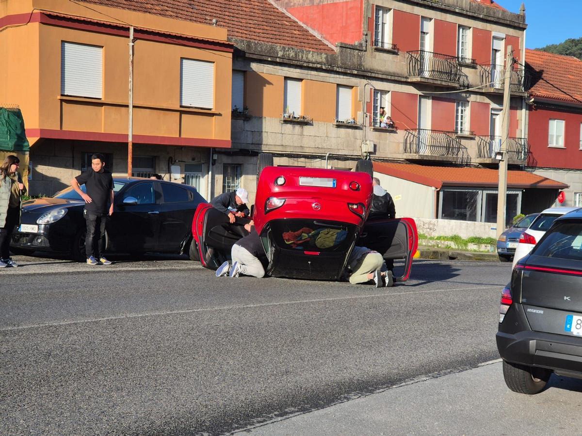 El vehículo volcado