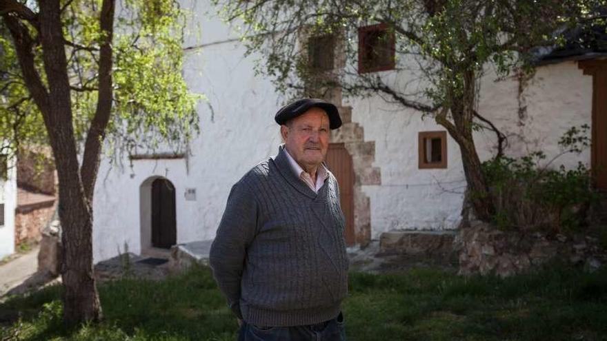 Ricardo Hernández cubre su cabeza con la típica boina