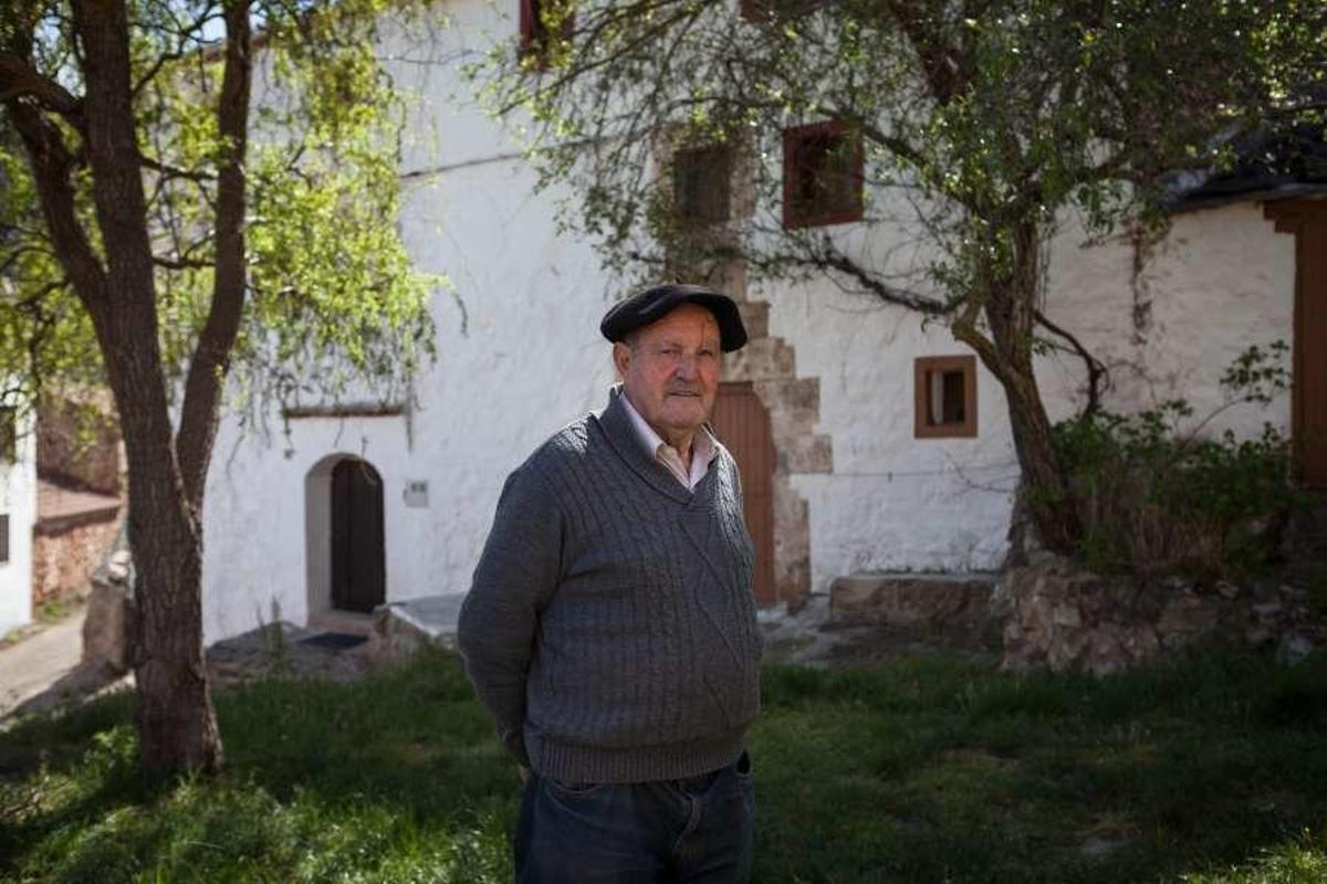 Ricardo Hernández cubre su cabeza con la típica boina