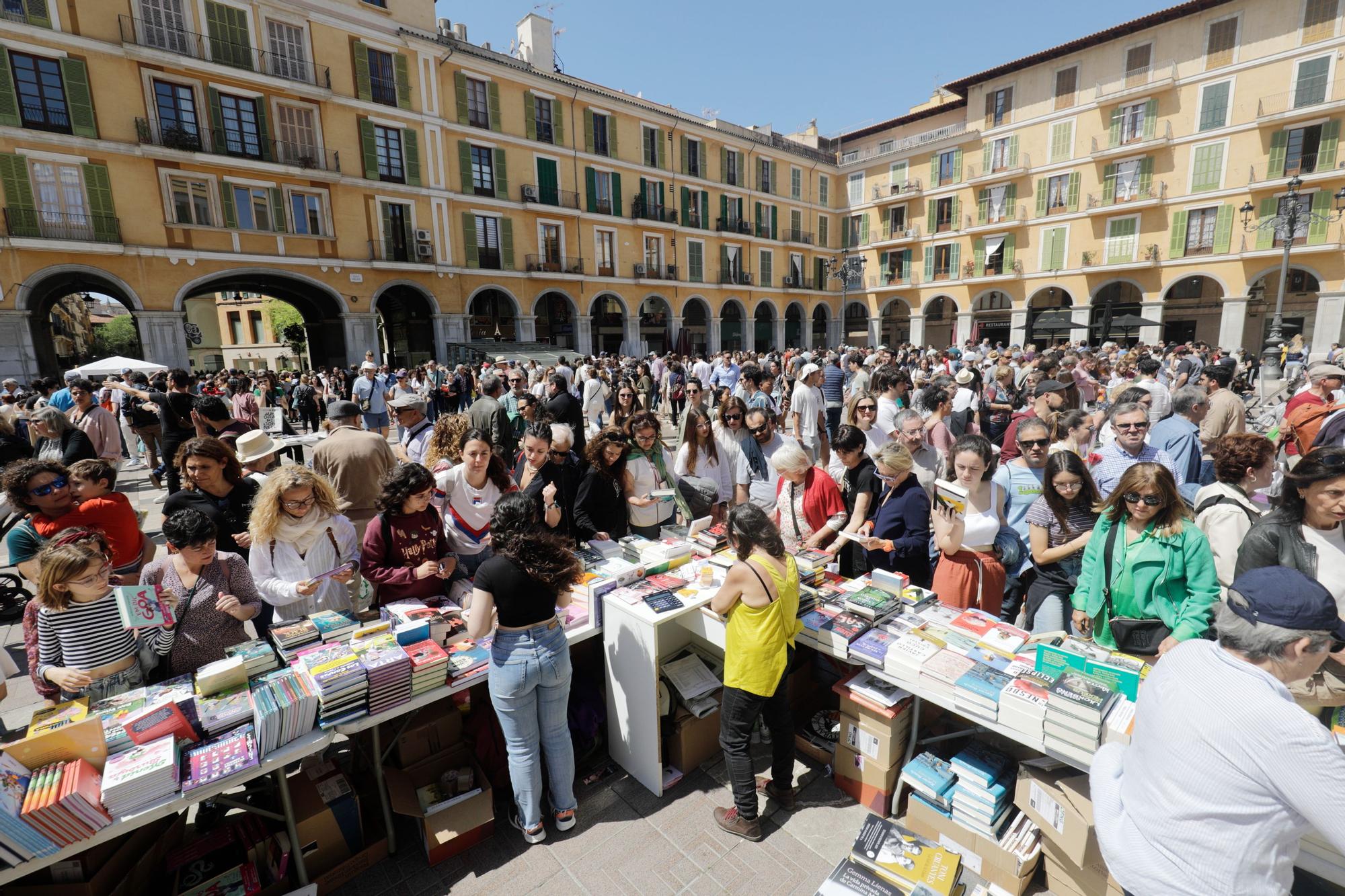 Día del Libro en Mallorca: Los lectores abarrotan el centro de Palma