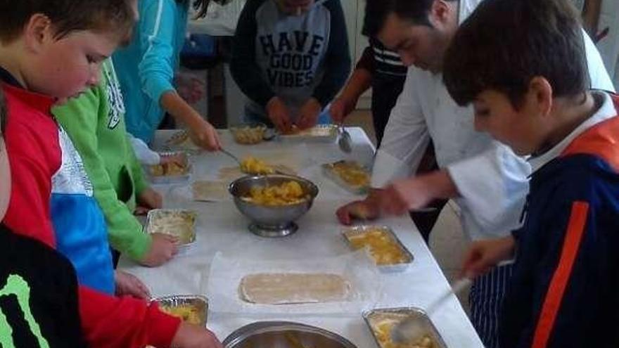 Los niños de Soutelo cocinan un menú inglés en el colegio