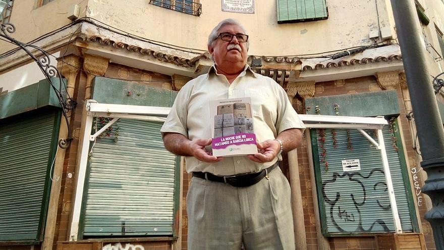Diego Ceano, en el Pasaje de Chinitas esta semana, con su libro y detrás, el panel con los versos de Federico García Lorca.