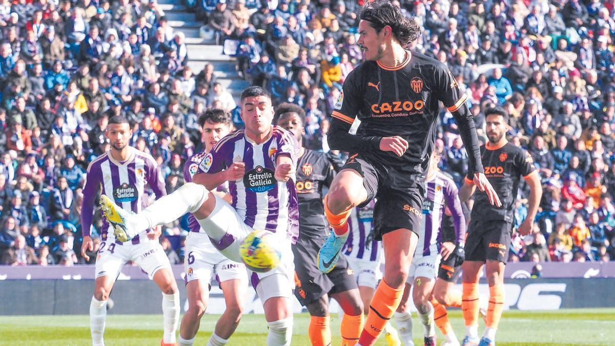 Cavani remata un balón en el Valladolid - Valencia