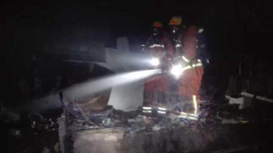 Los bomberos durante la extincion del incendio del lunes.