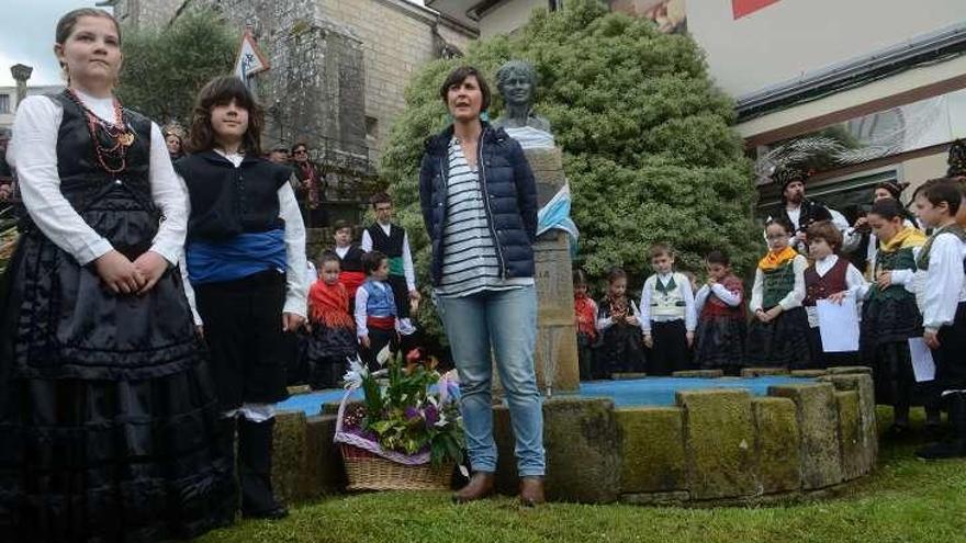 A tradicional homenaxe no busto Rosalía de Castro, durante o himno galego.// Noé Parga