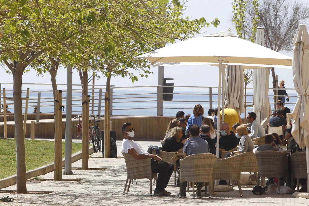 Archivo - Varias personas en la terraza de un bar, a 11 de abril de 2021, en Mallorca, Islas Baleares (España). Este domingo ha comenzado la prórroga del cierre del interior de bares y restaurantes en Mallorca. La medida se ha prorrogado justo cuando term