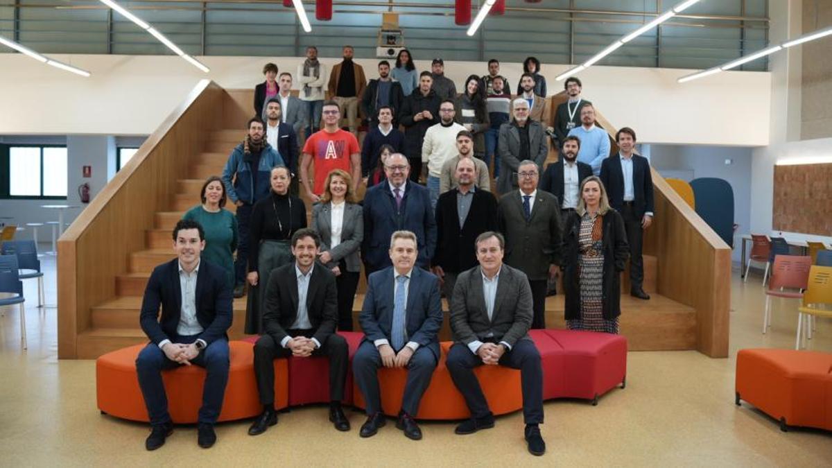 Foto de familia de los participantes en el encuentro de este lunes organizado por la UCO.