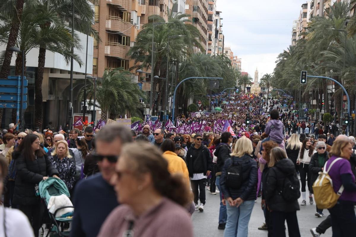 La multitudinaria marcha feminista en Alicante por el 8M, en imágenes