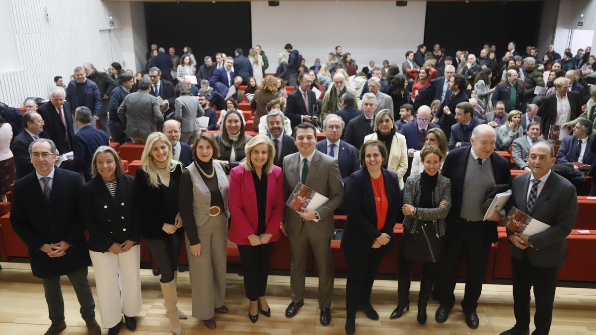 Fátima Báñez, José María Bellido y Blanca Torrent (centro), con miembros del gobierno local y otros participantes en el proyecto.