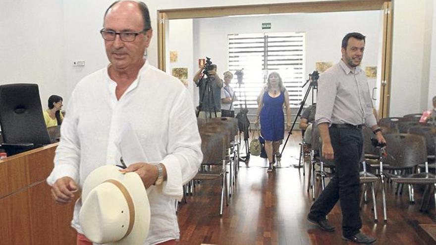 El ahora alcalde en funciones, Juan Daura, con su sombrero, y detrás Mayans y Jáuregui.