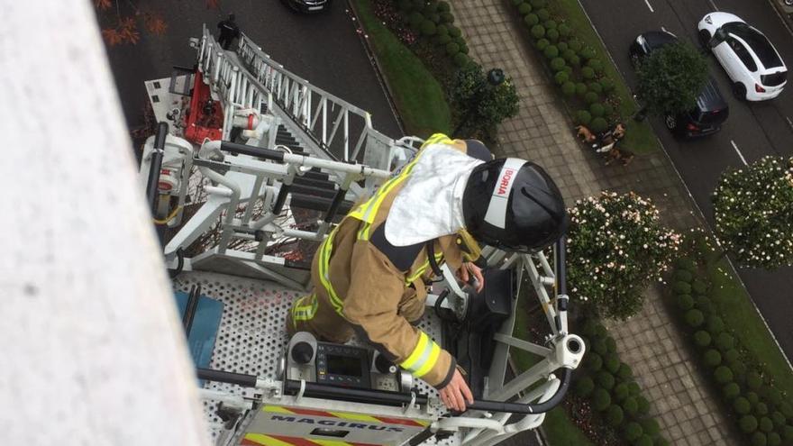 Un momento del rescate desde el edificio en el que vive la octogenaria. // R. L.