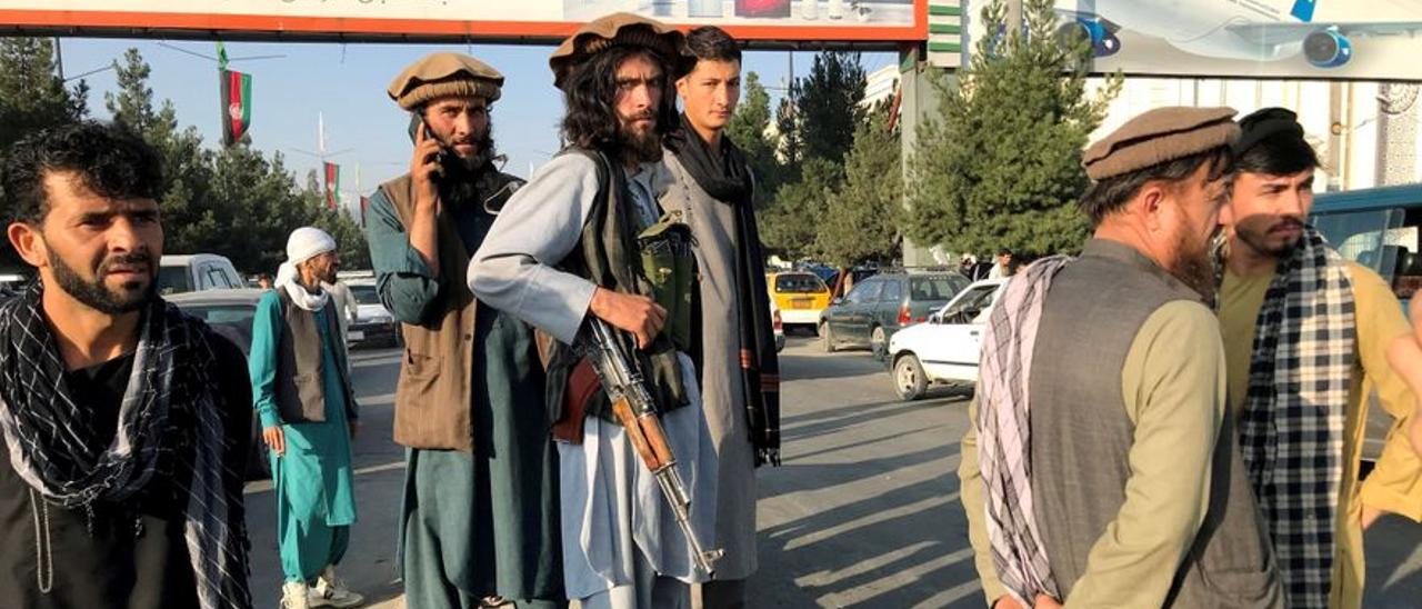 Un grupo de talibanes monta guardia a las afueras del aeropuerto Hamid Karzai de Kabul, el pasado 16 de agosto.