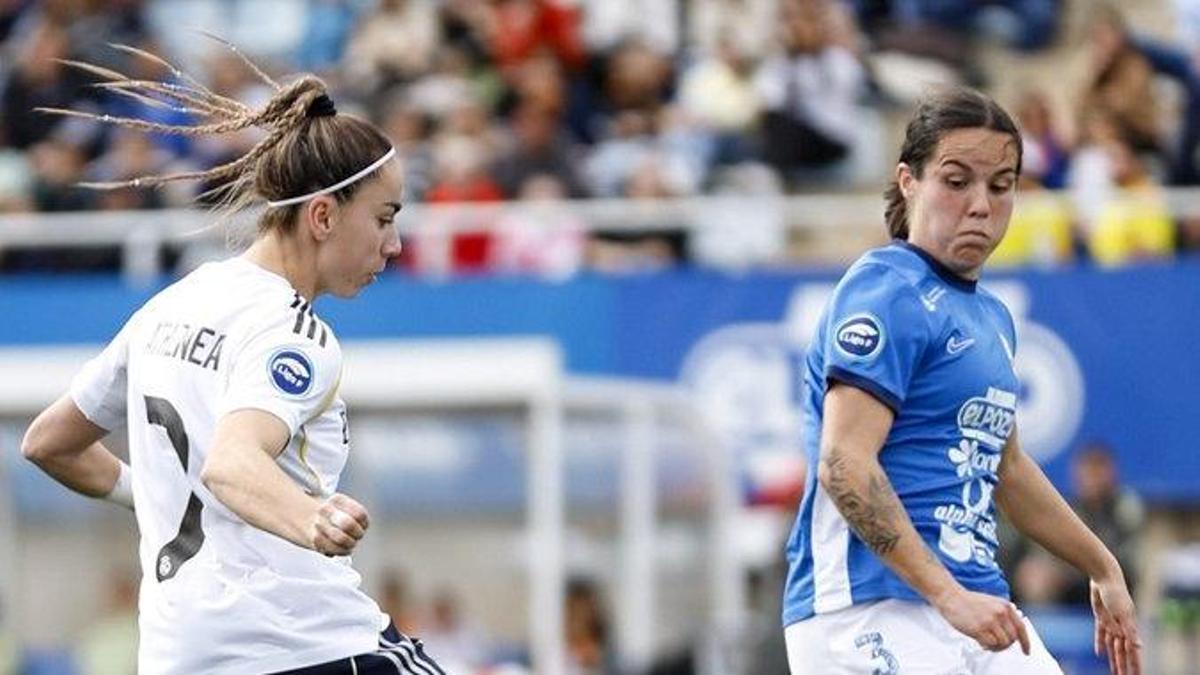 Athenea del Castillo y Nuria Martínez, en una acción del partido