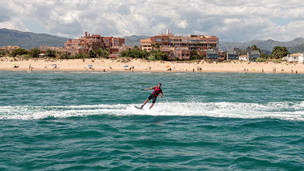 La playa de Oliva Nova es una de las más vírgenes y paradisiacas de la costa valenciana, muy cerca de Dénia.