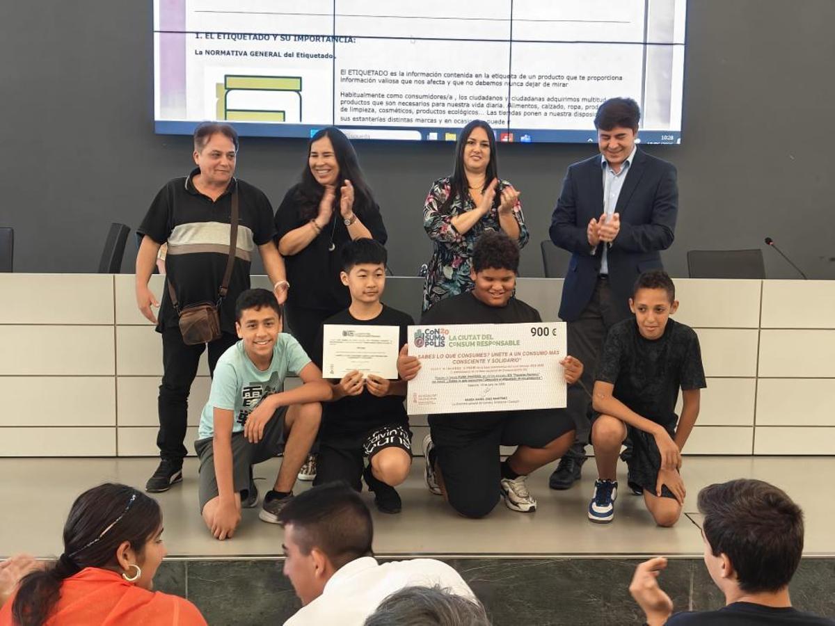 Alumnos del IES Figueras Pacheco de Alicante, premiados en el concurso "Consumópolis"