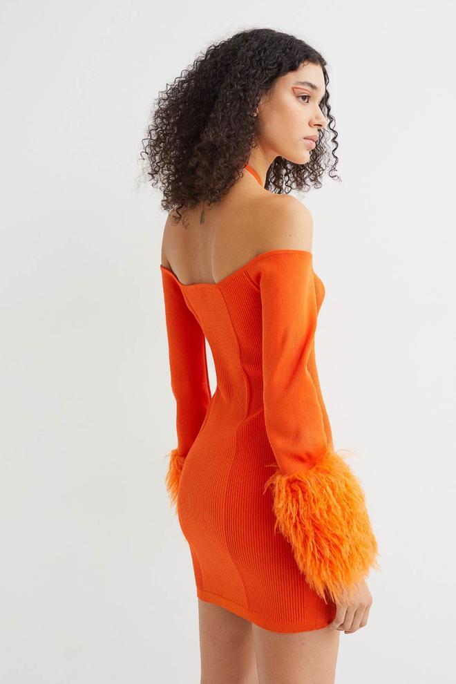 Detalles de la espalda del vestido de canalé naranja de H&amp;M