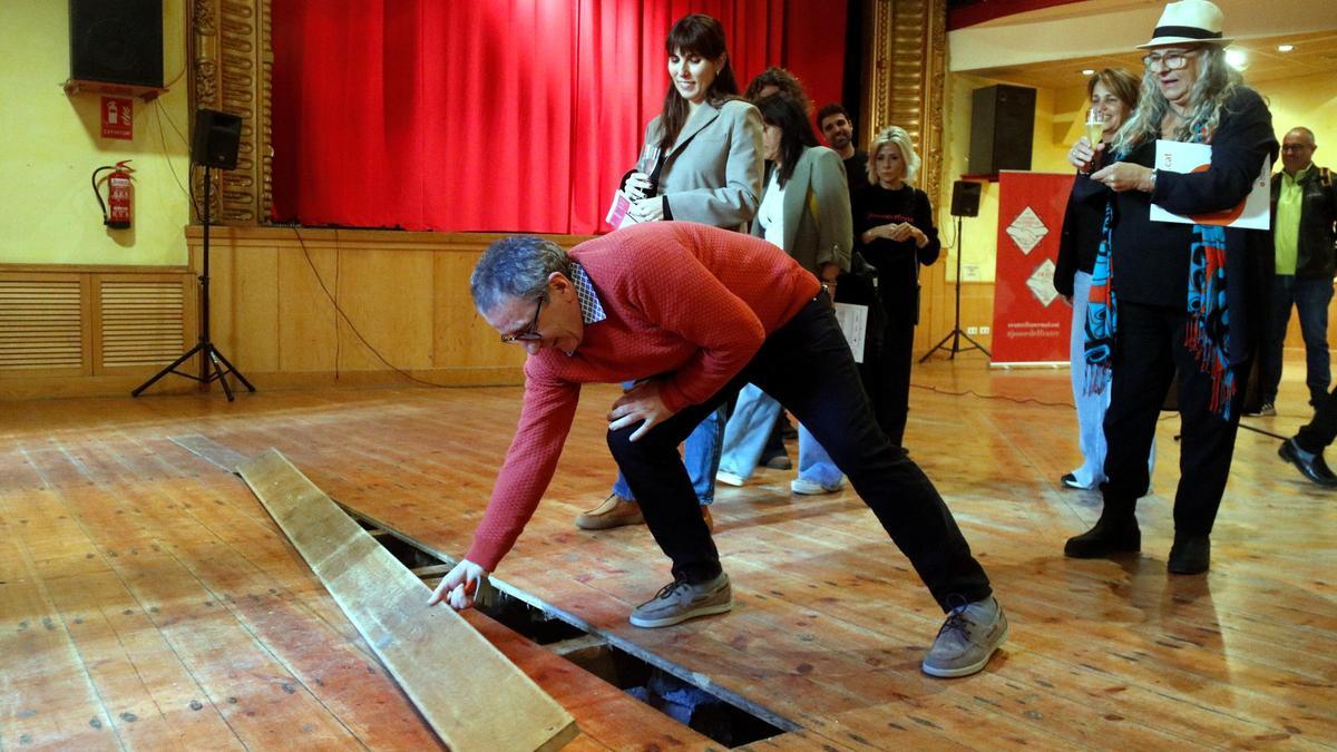 El president de l'Associació Centre Fraternal, Xavier Llimona, aixecant simbòlicament una travessa de fusta per l'inici de la reforma