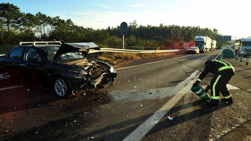 Estado en el que quedó uno de los vehículos implicados en el accidente de la autopista. // Iñaki Abella